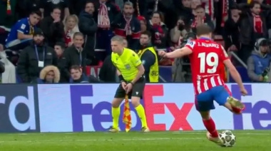 VIDEO- Polémica en la Champions League por el penal anulado a Julián Álvarez: ¿le pega con los dos pies?