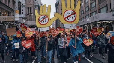 Masiva protesta en EE.UU. contra las políticas de Donald Trump: “¡Manos Fuera!”