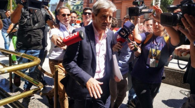Economistas piden al ministro Caputo que “que deje de quemar dólares de reservas”