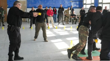 Santa Fe comenzó la formación de policías en el uso de pistolas Taser