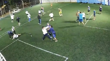 Barras de Vélez atacaron a policías que jugaban un partido de fútbol: hubo disparos y corridas