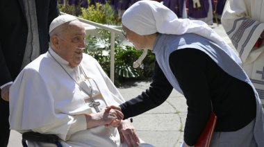 El papa Francisco apareció de sorpresa en la Plaza de San Pedro