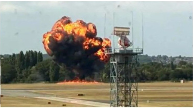 Se estrelló un avión en un aeropuerto de Londres y el video es impactante: "Una bola de fuego"