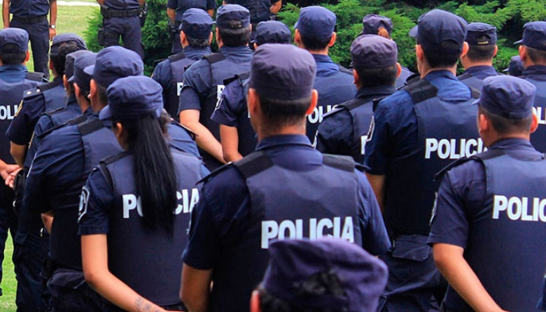 Kicillof echó a 24 oficiales de la Policía Bonaerense en represalia al candidato libertario