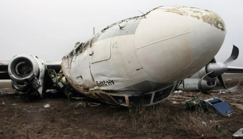 Tragedia en Rusia: se estrelló un avión con 49 personas a bordo y encontraron su fuselaje en llamas