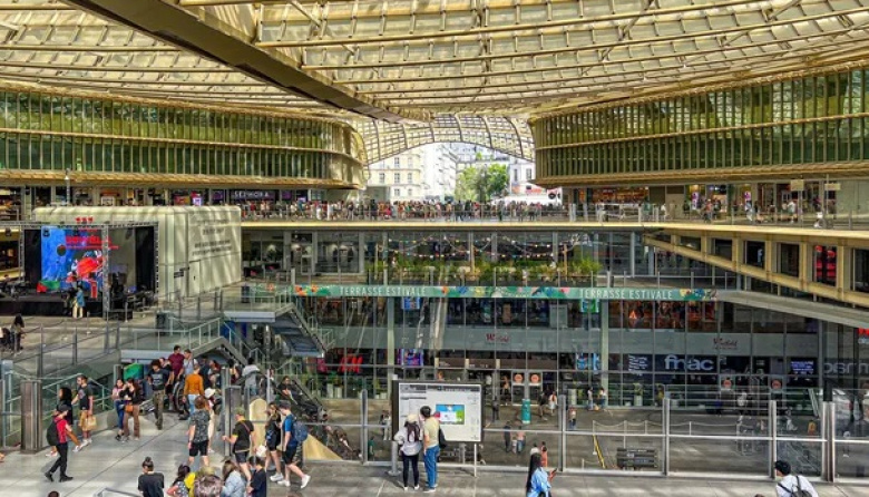 Horror en París: cuatro hombres violaron a una nena de 13 años en el baño de un reconocido restaurante