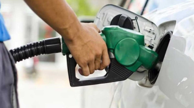 Las petroleras se sumaron a YPF y bajaron el precio de sus combustibles