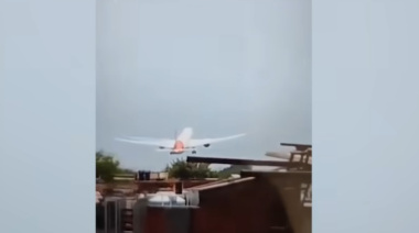 VIDEO- Tragedia aérea en India: se estrelló un avión con 242 personas a bordo