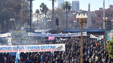 Empieza a llenarse la Plaza de Mayo