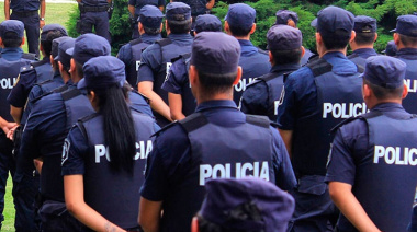Kicillof echó a 24 oficiales de la Policía Bonaerense en represalia al candidato libertario