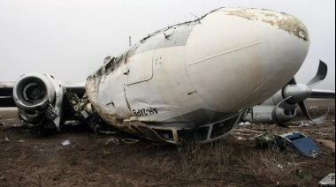 Tragedia en Rusia: se estrelló un avión con 49 personas a bordo y encontraron su fuselaje en llamas
