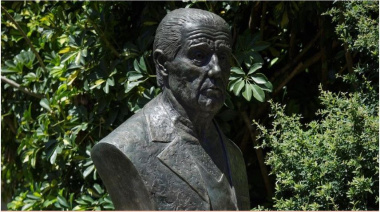 La Ciudad de Buenos Aires inauguró la primera escultura en homenaje a René Favaloro