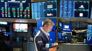 Tras los anuncios del BCRA, el Gobierno espera la reacción del mercado y busca que baje el riesgo país