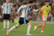 Con uno menos, Argentina luchó y rescató un empate ante Colombia en el Monumental