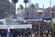 Empieza a llenarse la Plaza de Mayo