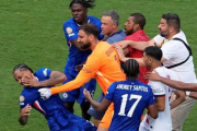 Polémico: el manotazo de Luis Enrique a Joao Pedro tras perder la final