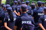 Kicillof echó a 24 oficiales de la Policía Bonaerense en represalia al candidato libertario