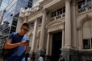 El Gobierno recibirá el segundo desembolso del FMI y hará una operación de deuda para sumar reservas netas