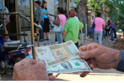 Crisis en Cuba: el peso alcanza un mínimo histórico mientras la dolarización gana terreno en la isla