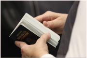 Fallas en los pasaportes: largas filas en Aeroparque y una tensa espera entre los viajeros